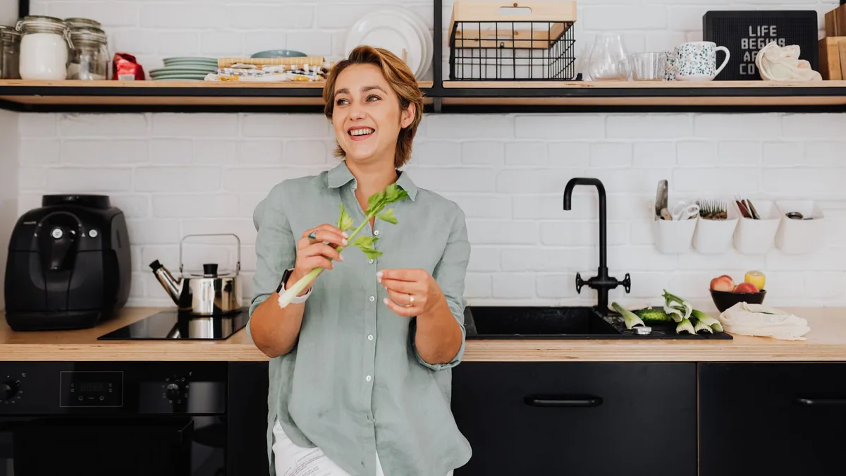 Airfryer w kuchni - ilustracja, nie test konkretnego modelu