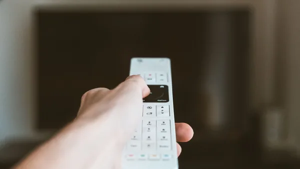 Telewizor w salonie — zdjęcie ilustracyjne