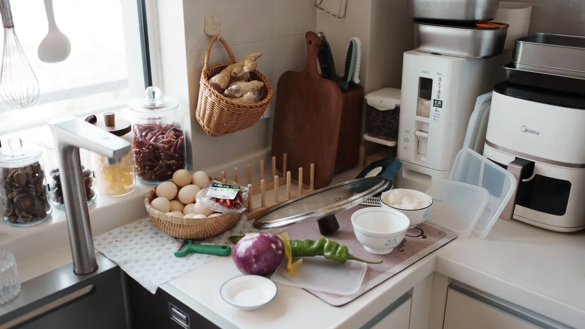 Airfryer w kuchni — zdjęcie ilustracyjne