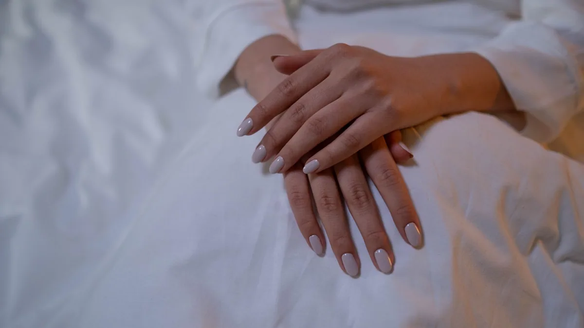 Dłonie z manicure — ilustracja artykułu o pielęgnacji paznokci